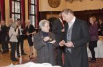 Gäste auf dem Senatsempfang, Frau Borgward im Gespräch mit dem Schauspieler Tim Dominick Lee
