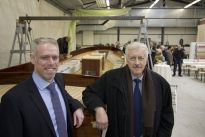 Der neue und der ehemalige Parkdirektor vor der Marie
