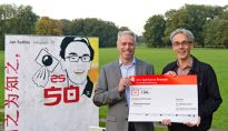 Scheckübergabe an den Parkdirektor durch Jan Rathke