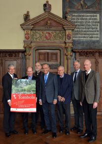 Reingewinnübergabe in der oberen Rathaushalle
