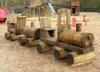 Neue Holzeisenbahn auf dem größten Spielplatz