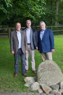 Initiatoren und Bürgerparkdirektor vor dem Spenderstein