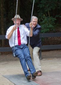 Harald und Jens Emigholz auf der von ihnen unterstützen Schaukelrenovierung