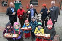 Begrüßung der neuen Tombola durch Kinder des Kindergarten Altmannstraße