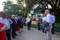 Teilnehmer der Umweltministerkonferenz vor dem Schweizer Haus
