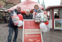 Das 250.000ste Los: v.l.n.r. Geschäftsführer der Bürgerpark-Tombola Dietmar Hoppe, Gewinnerin Waltraut Senger, Center Managerin Weserpark Monika Mehrtens. Foto: Martin Rospek