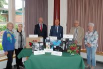 Übergabe der Gewinne: V.l.n.r.: Gisela Musall, Ute Logemann, Tim Großmann, Joachim Linnemann, Peter Einrauch, Karin Meyer