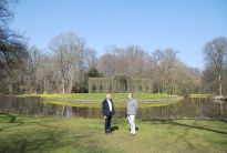 Bürgerparkdirektor Tim Großmann bedankt sich für die Spende bei Clemens Paul