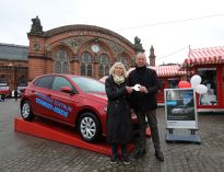 Übergabe des Fahrzeuggewinns. Links: Margrit Buchholz, Gewinnerin Rechts:  Jöry Meyn, Schmidt+Koch, Foto: Martin Rospek