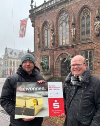 Gewinnübergabe 1. Hauptgewinn Tombola 2026 Links: Fabian Spangenberg, Gewinner Rechts:  Malte Gratenau, Sparkasse Bremen, Foto: Martin Rospek