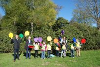 V.l.n.r.: Bürgerparkdirektor Tim Großmann, Eberhard Muras (BÜRGERSTIFTUNG BREMEN), Susanne Grobien (BÜRGERSTIFTUNG BREMEN) und Kinder der Grundschule Augsburger Straße