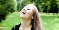 Portrait von Julia Bachmann im Grünen, Foto: Musikalischer Gartensalon
