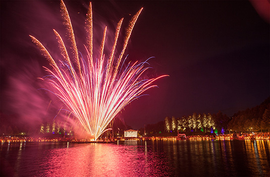 Das große Feuerwerk zu Musik und Licht am Hollersee