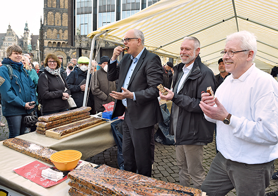 Klabenanschnitt, v.l.n.r. Bürgermeister Dr. Andreas Bovenschulte, Parkdirektor Tim Großmann, Obermeister der Bäcker-Innung Peter Büser