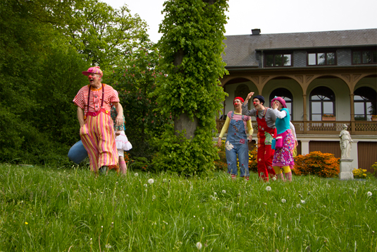 Klinikclowns vor der Meiereivilla