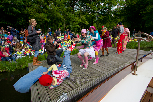 Klinikclowns und Kinder im Bürgerpark