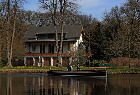 MARIE vor der Meiereivilla